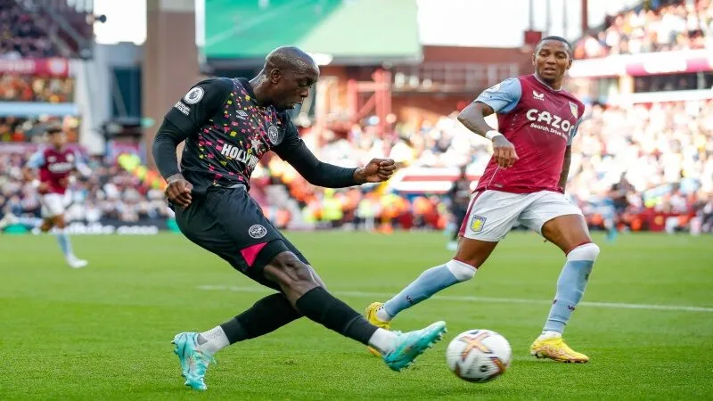 Aston Villa đấu với Brentford 01