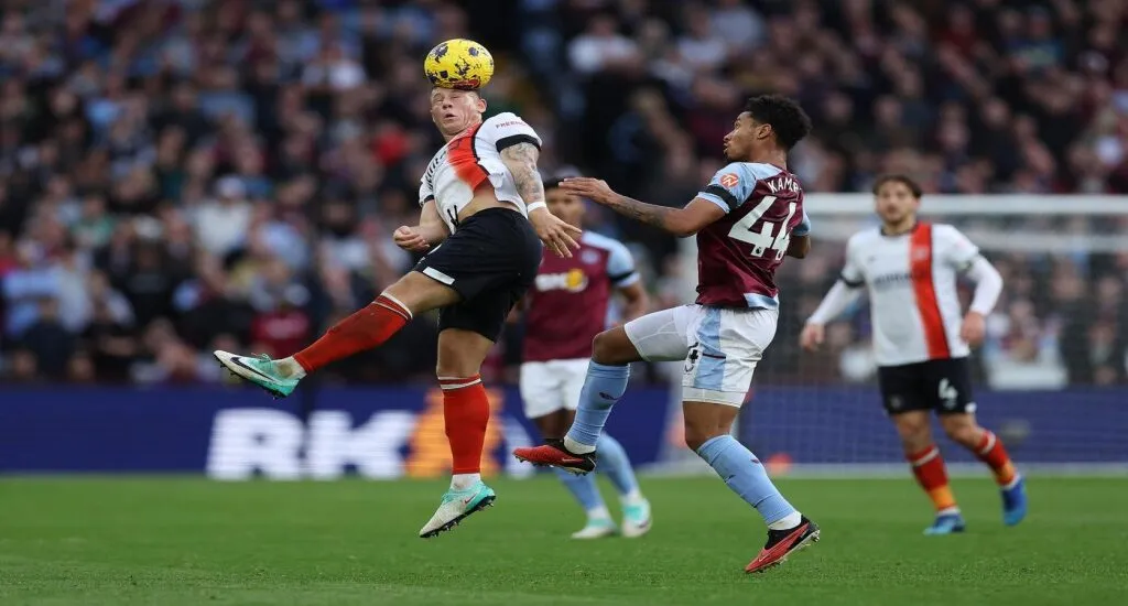 Soi đội hình câu lạc bộ bóng đá Luton Town gặp Aston Villa